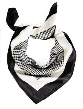 Black and white checkered pattern scarf